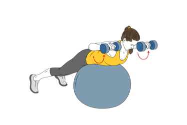 Rotación de hombros con mancuernas boca abajo sobre pelota de pilates